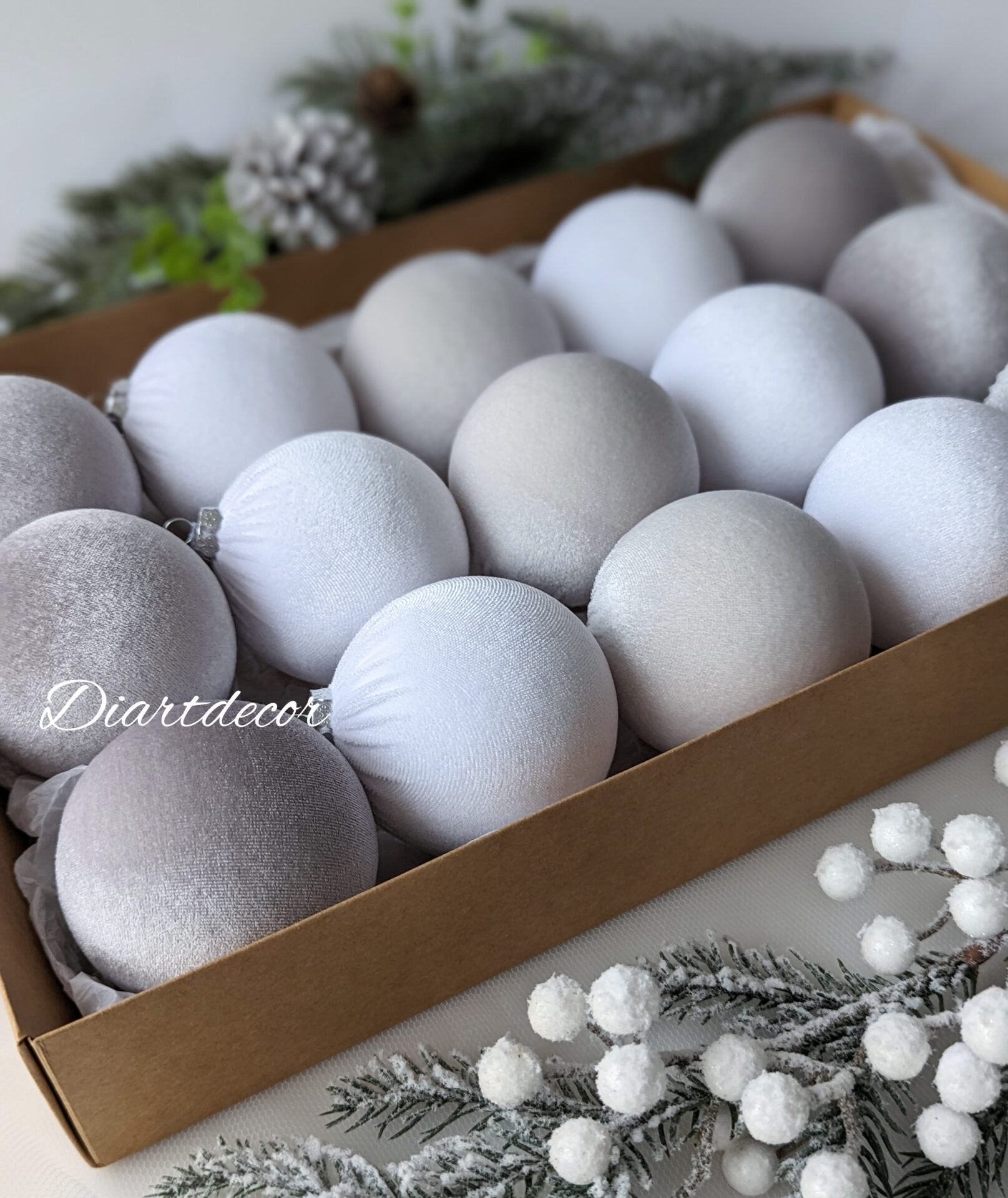 Christmas tree baubles mix -light grey/white/grey