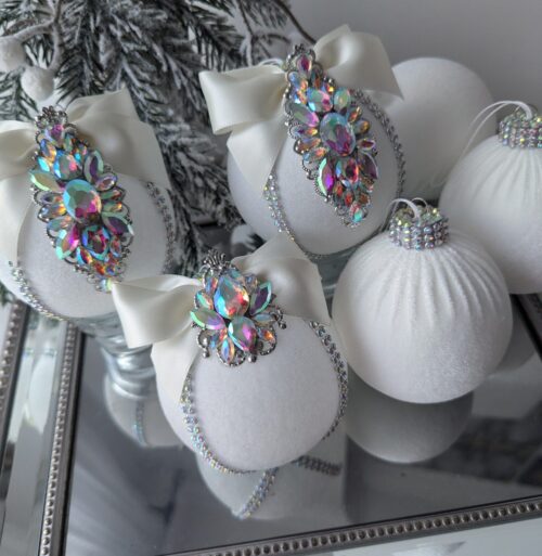 White Xmas baubles - Image 9